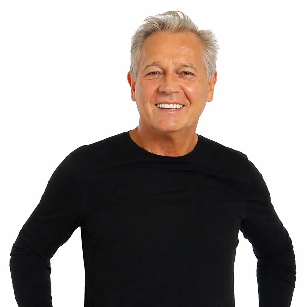 Portrait de Patrick JAY, coach consultant et responsable opérationnel, souriant, en pull noir sur fond blanc